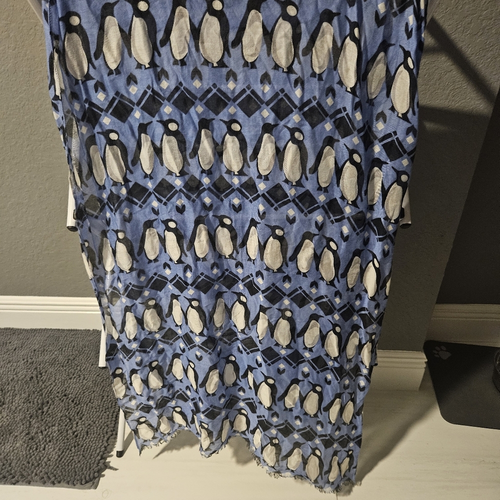 EUC Vera Bradley penguin print soft lightweight fringe scarf